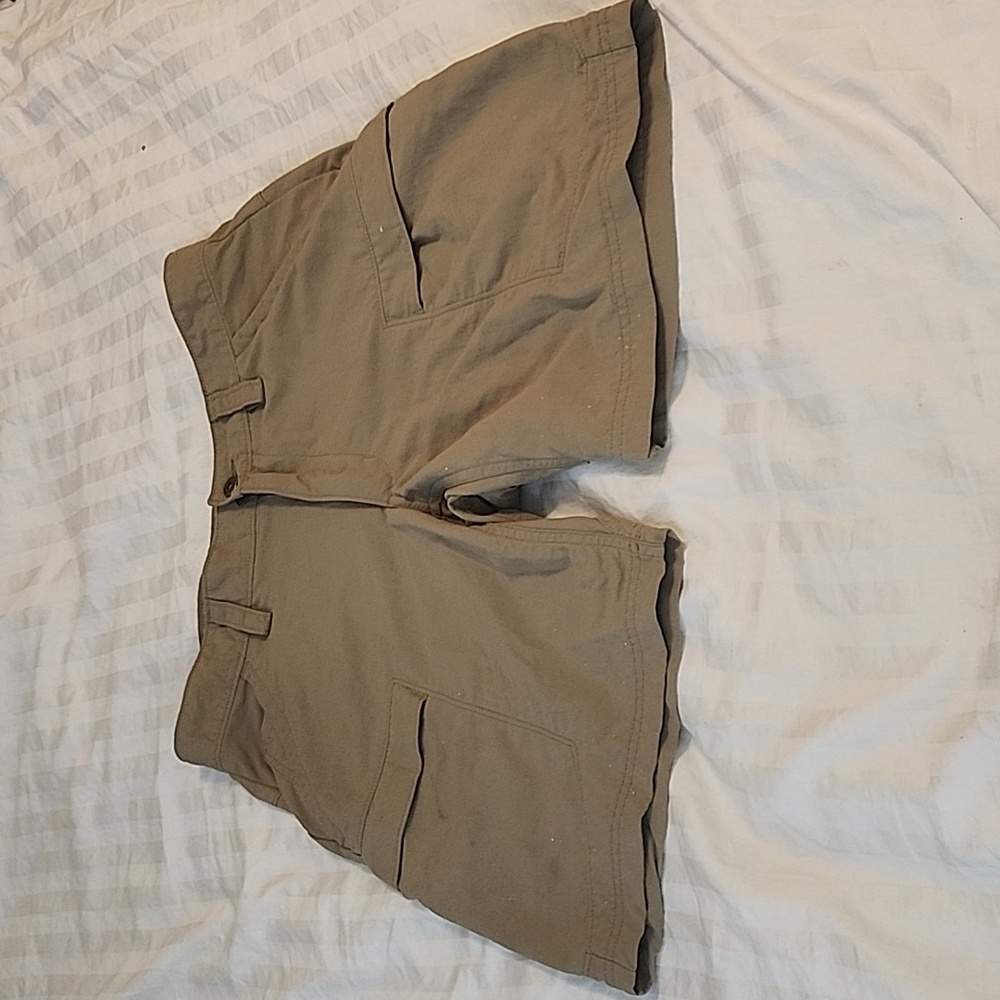 Duluth Trading Company Khaki Armachillo Cooling Cargo Shorts with 9" inseam